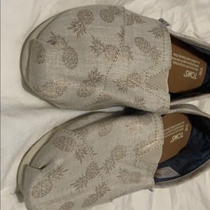 NWOT Pineapple Toms
